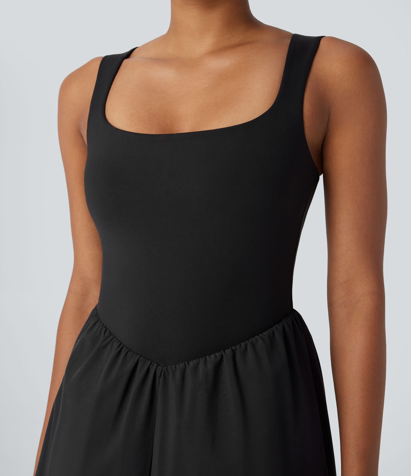 Robe de yoga courte 2-en-1 à col carré et dos nu avec poches latérales Breezeful™