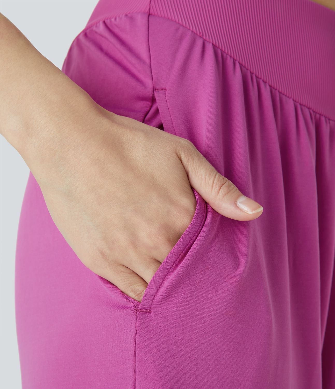 Pantalón yoga dobladillo curvo fruncido bolsillo lateral acanalado contrastante tiro alto