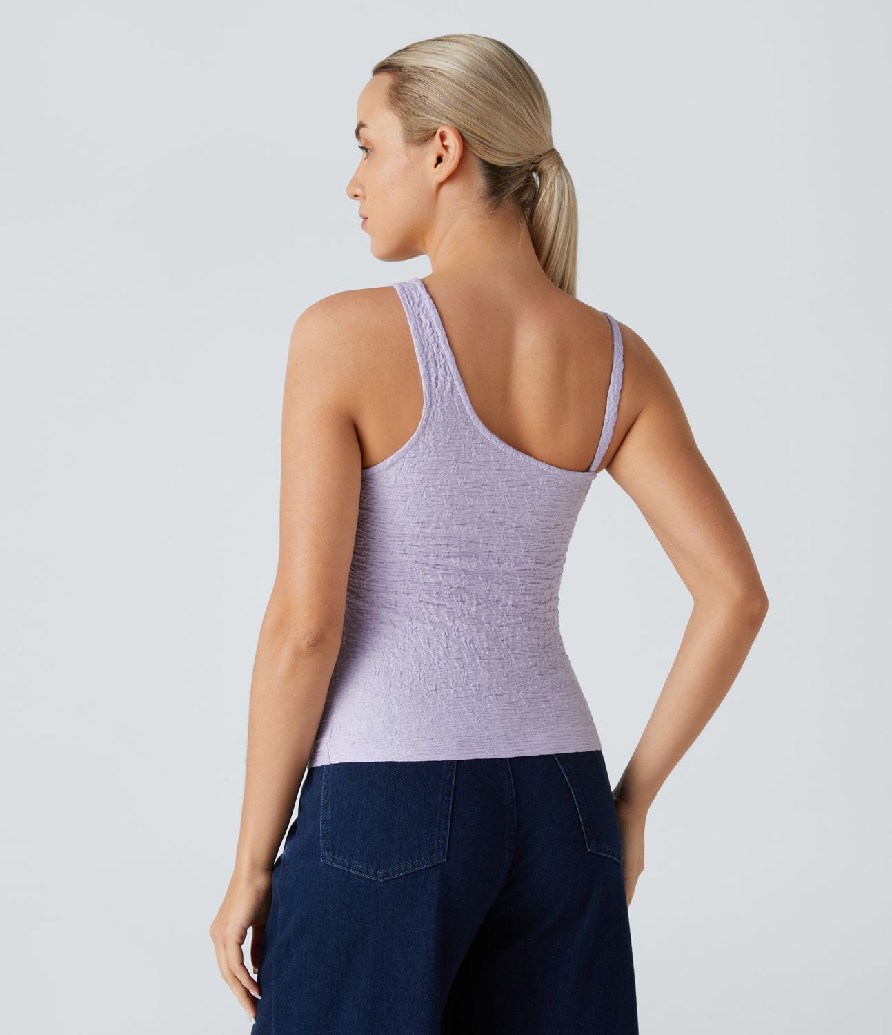 Rento tankkitoppi kapealla, strukturoidulla reunuksella ja epäsymmetrisillä olkaimilla