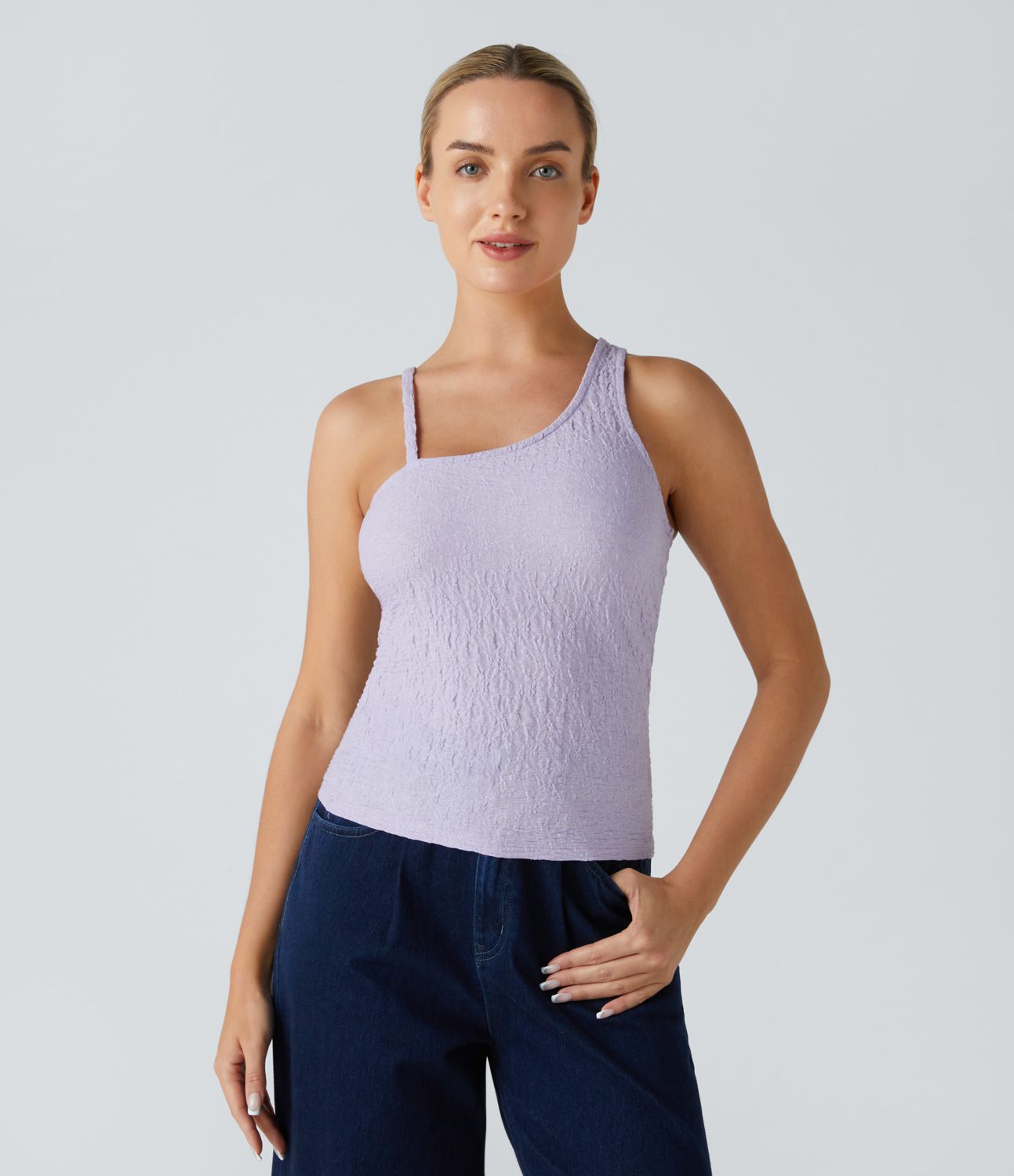 Rento tankkitoppi kapealla, strukturoidulla reunuksella ja epäsymmetrisillä olkaimilla