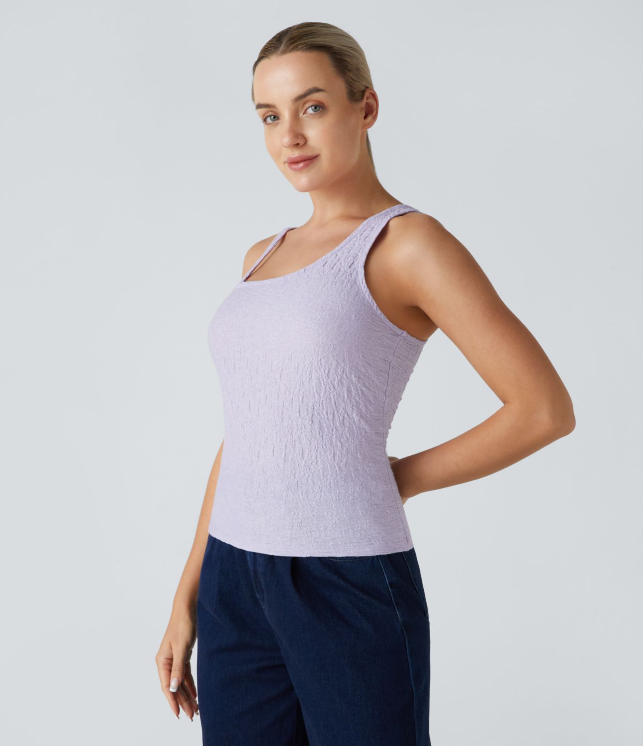 Rento tankkitoppi kapealla, strukturoidulla reunuksella ja epäsymmetrisillä olkaimilla