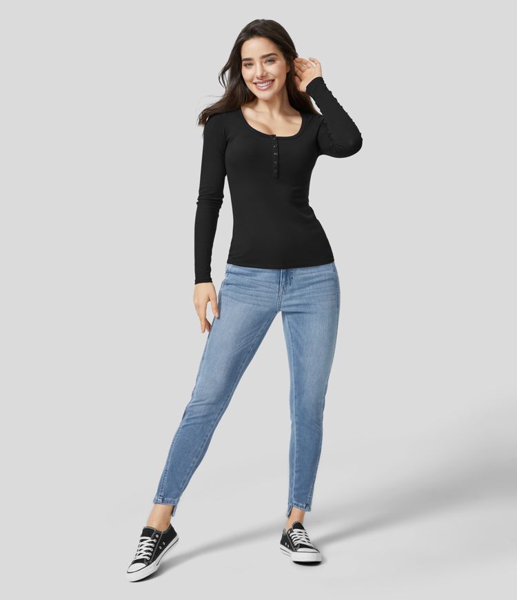 Geripptes, langärmliges, schmales Oberteil mit Henley-Ausschnitt