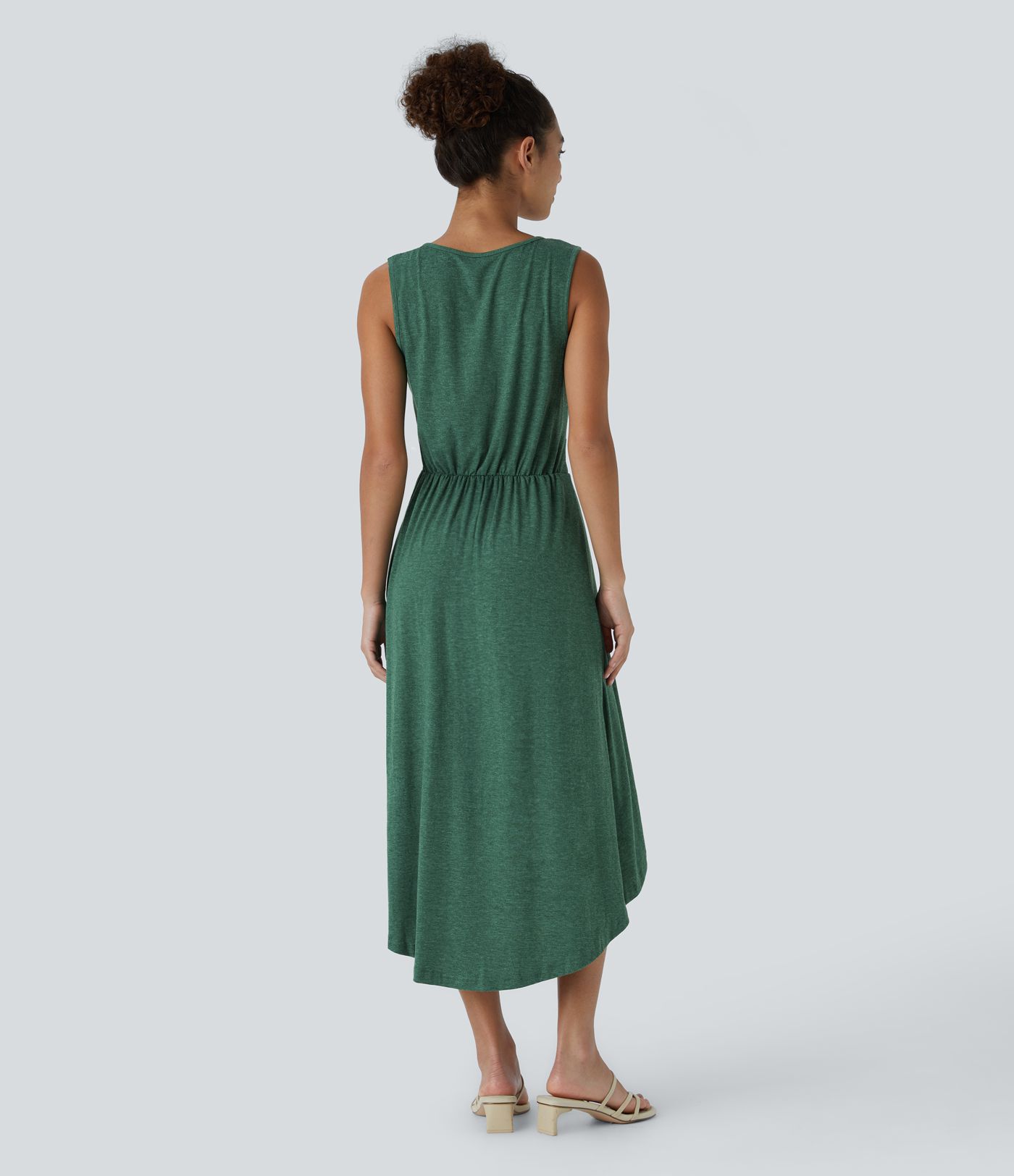 Vestido midi fluido cuello V profundo sin mangas plisado alto bajo cruzado