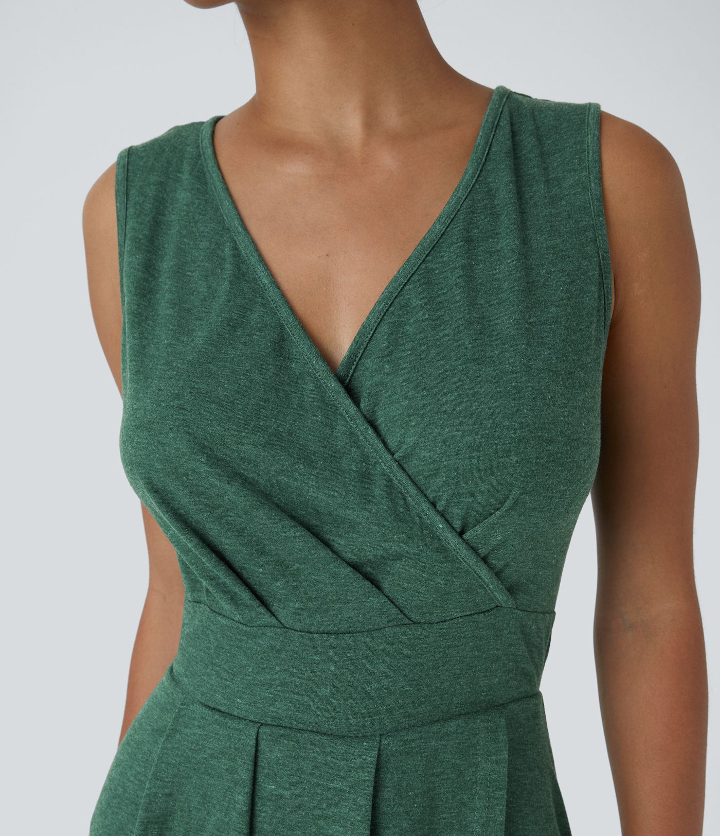 Vestido midi fluido cuello V profundo sin mangas plisado alto bajo cruzado