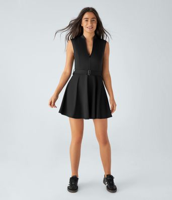Vestido deportivo sin mangas para minigolf con bolsillos para tees de golf, cinturón, cuello alto, cremallera y tejido de secado rápido. Vestido deportivo sin mangas para minigolf con bolsillos para tees de golf, cinturón, cuello alto, cremallera y tejido de secado rápido.