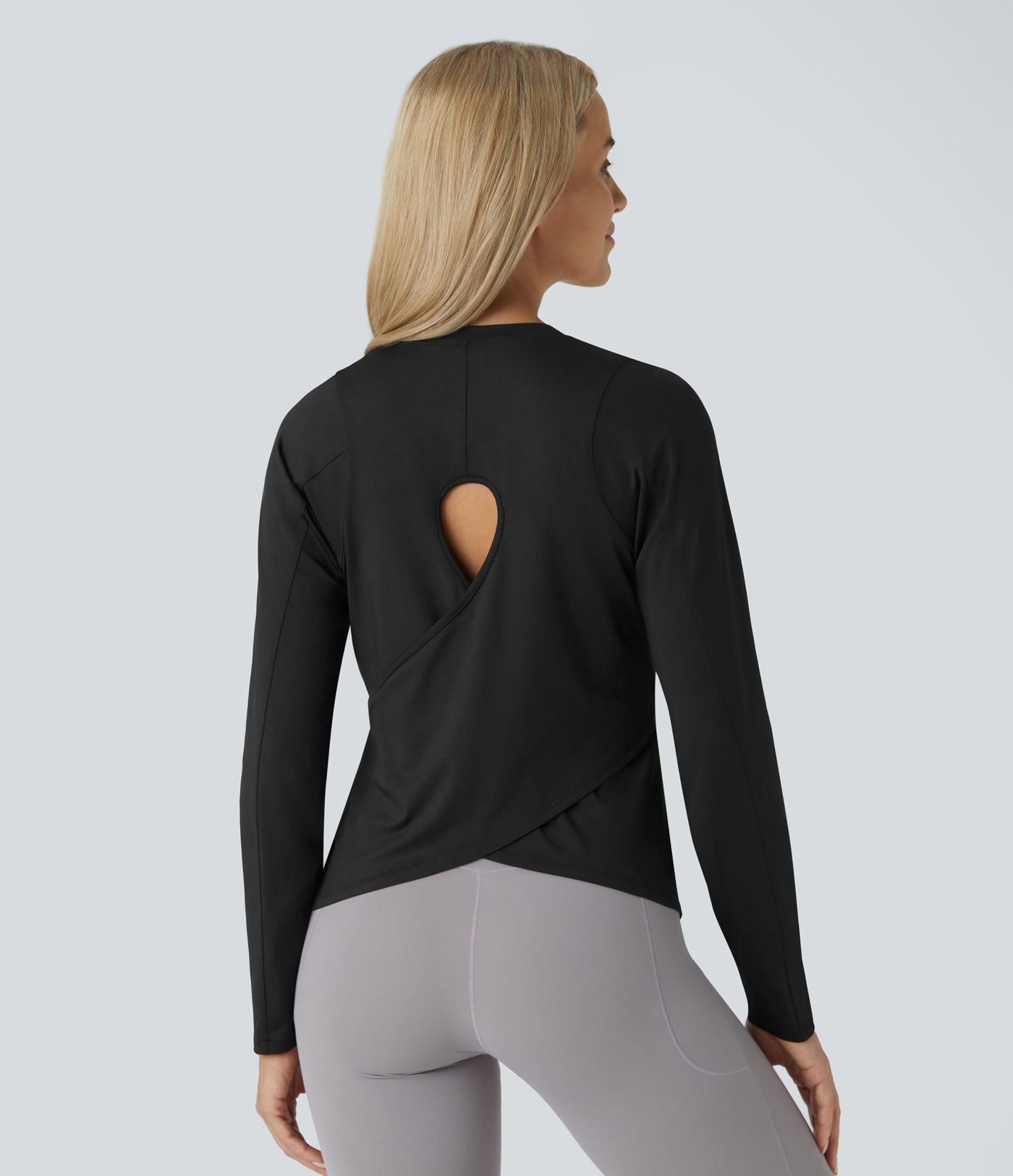 Haut de sport avec découpes, bas croisé et manches longues