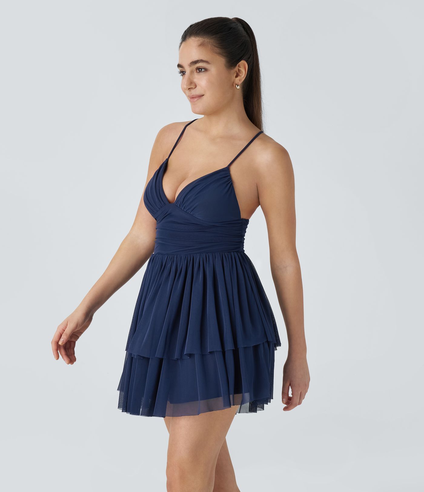 Vestido mini de malla con capas con cordones