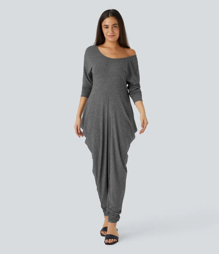 Rückenfreier Jumpsuit mit Rundhalsausschnitt und hochgekrämpelten langen Ärmeln