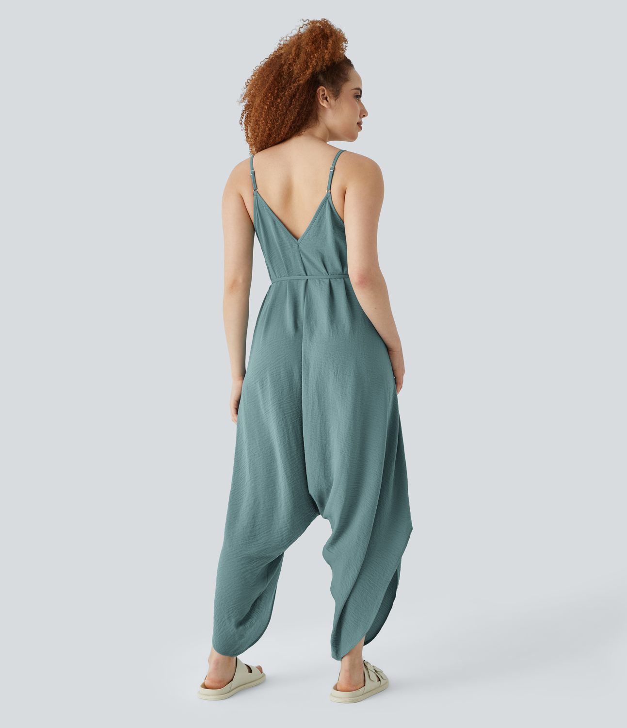 Plus-Size Urlaubs-Jumpsuit mit Leinen-Feeling, V-Ausschnitt, verstellbaren Trägern, Gürtel und Seitentaschen
