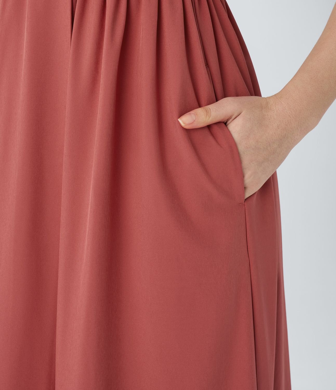 Breezeful™ Rückenfreies, ausgestelltes Midikleid mit verstellbaren Trägern, überkreuzten Trägern, Rüschen und Seitentaschen für Brautjungfern und Hochzeitsgäste