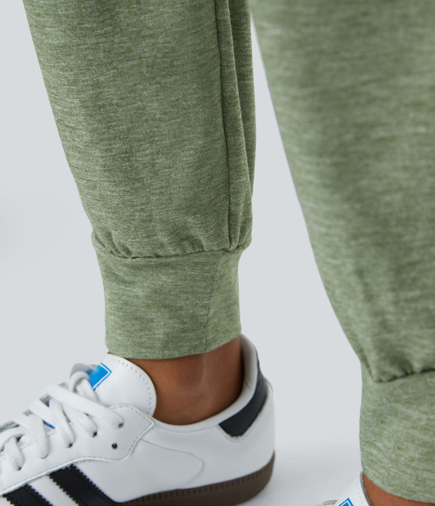 Pantalón deportivo tiro alto bolsillo lateral cruzado pliegue