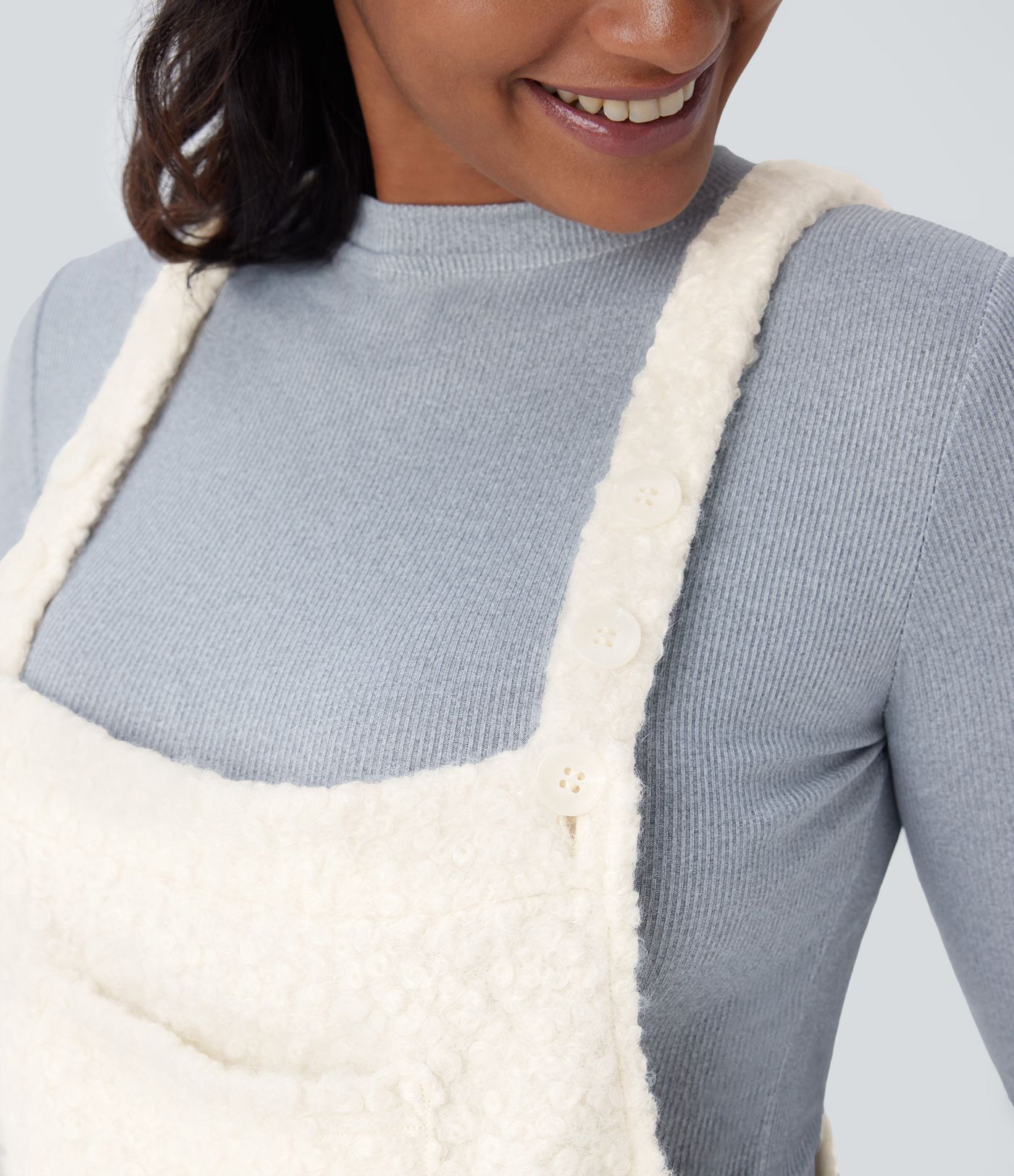 Salopette décontractée en teddy à bretelles ajustables, boutons et poches multiples