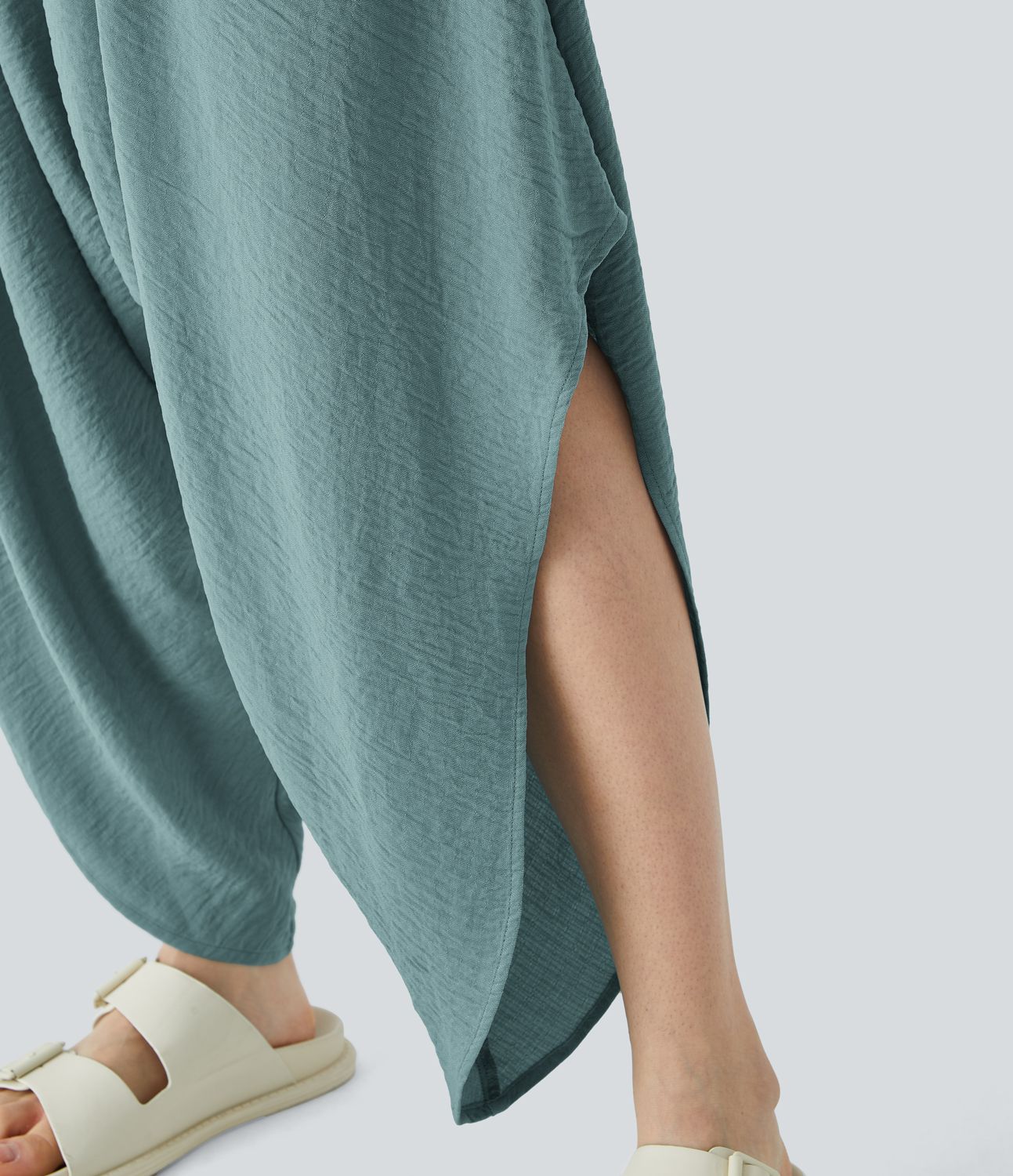 Plus-Size Urlaubs-Jumpsuit mit Leinen-Feeling, V-Ausschnitt, verstellbaren Trägern, Gürtel und Seitentaschen