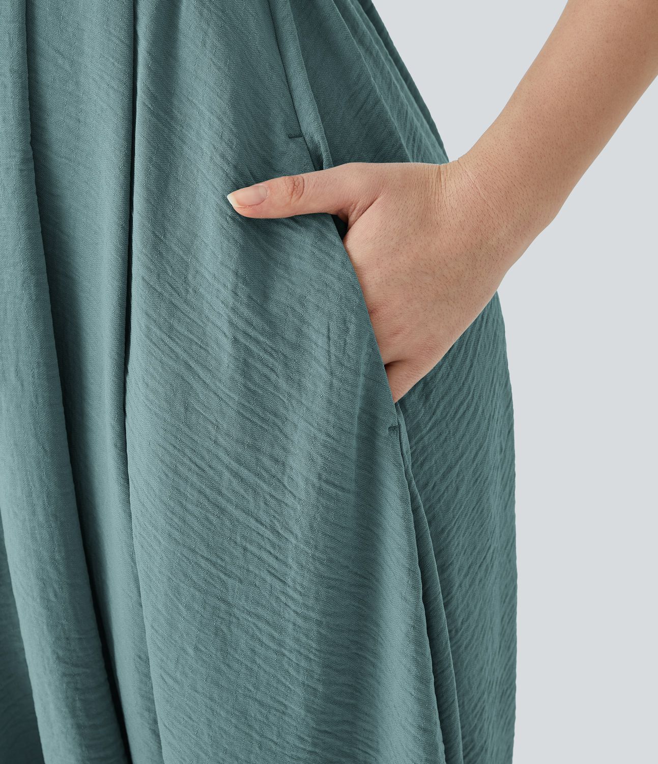 Plus-Size Urlaubs-Jumpsuit mit Leinen-Feeling, V-Ausschnitt, verstellbaren Trägern, Gürtel und Seitentaschen