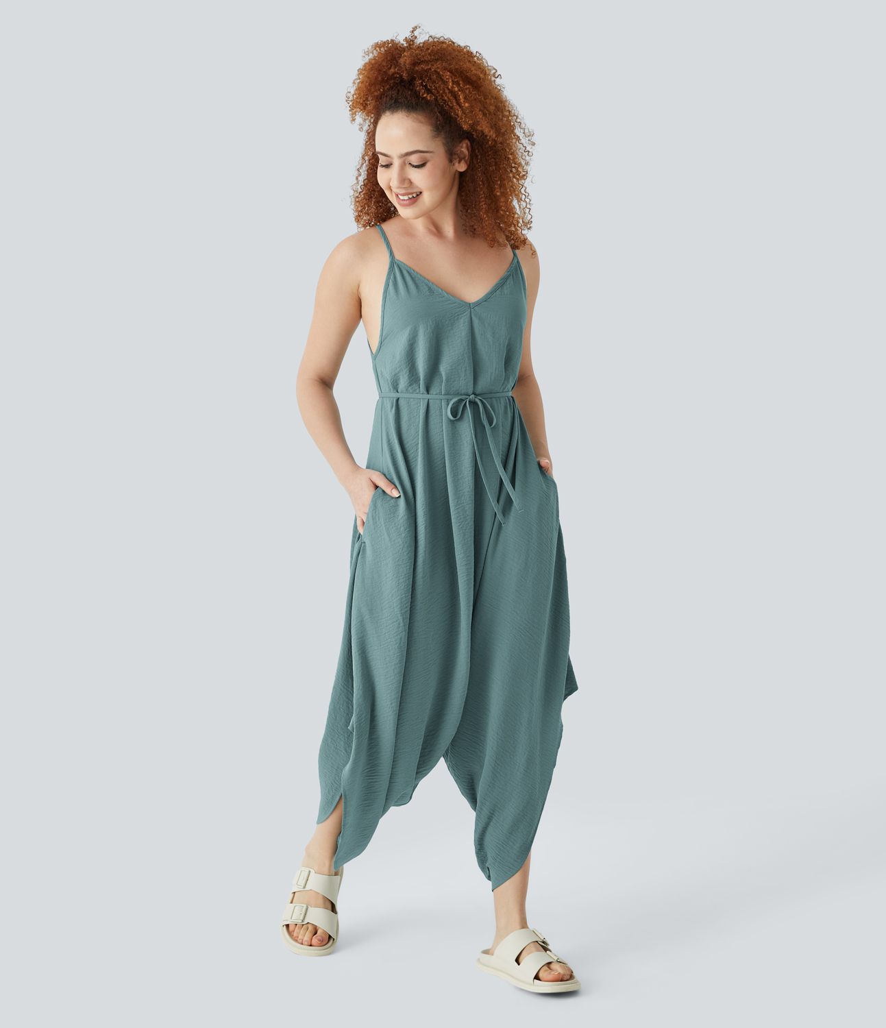 Plus-Size Urlaubs-Jumpsuit mit Leinen-Feeling, V-Ausschnitt, verstellbaren Trägern, Gürtel und Seitentaschen