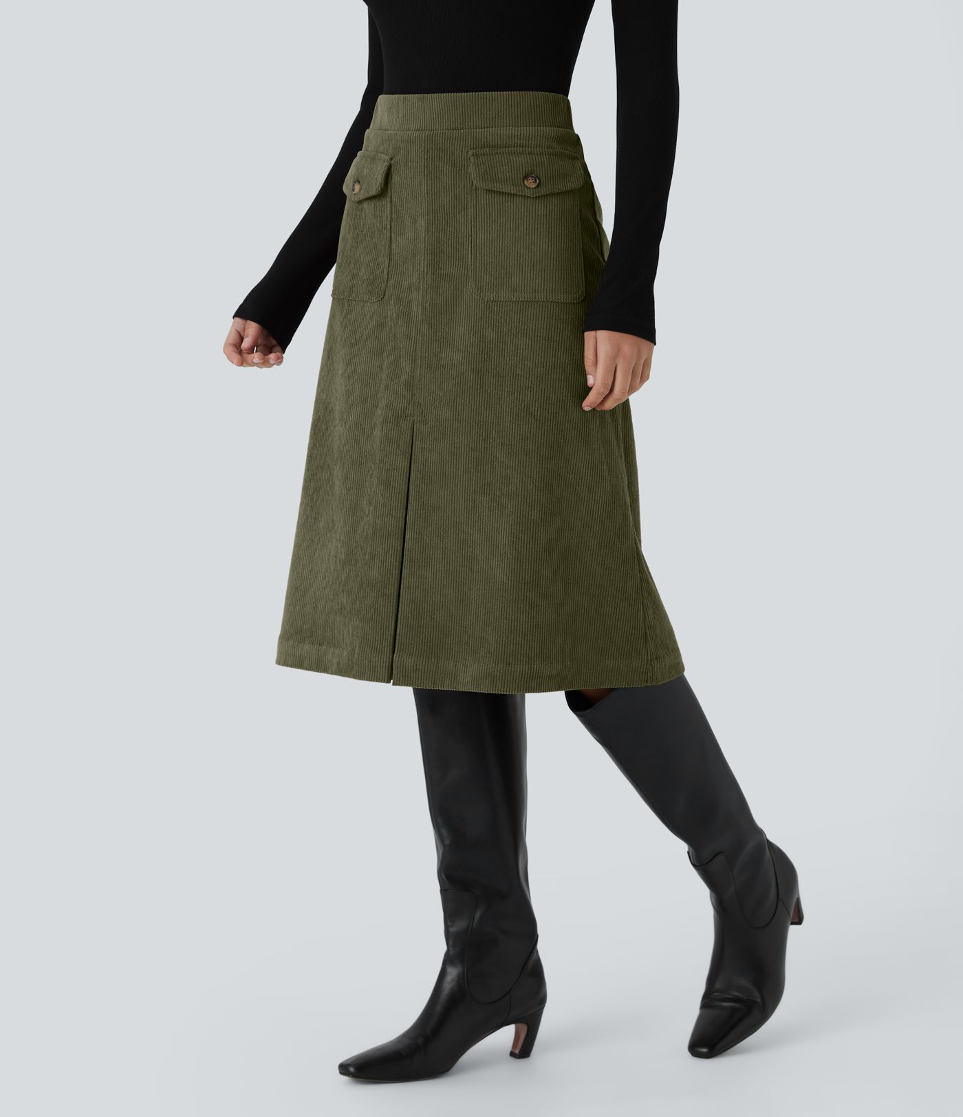 Casual mid-length corduroy skirt in medium size with flap pockets and slit