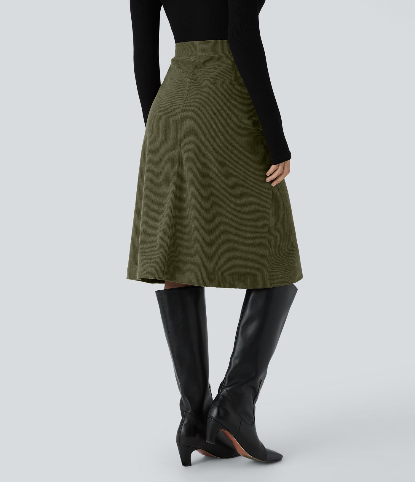 Casual mid-length corduroy skirt in medium size with flap pockets and slit
