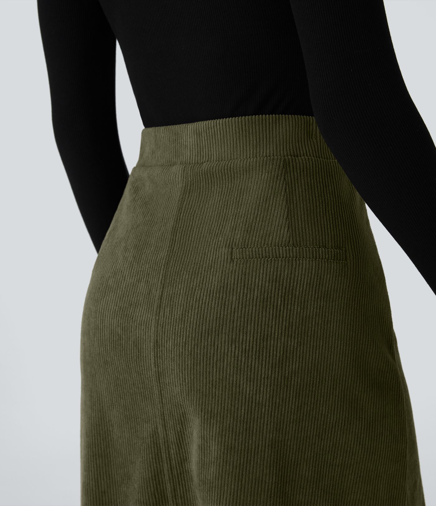 Casual mid-length corduroy skirt in medium size with flap pockets and slit