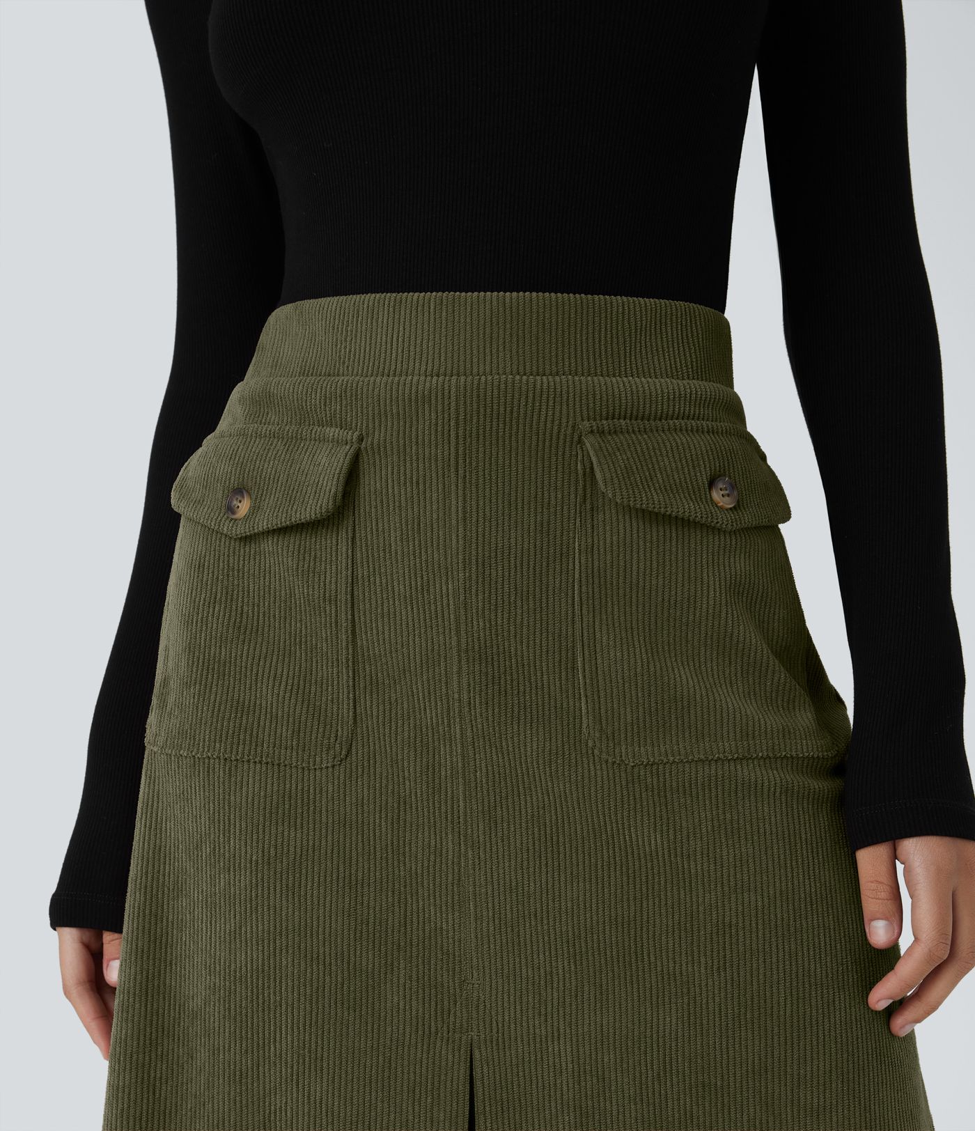 Casual mid-length corduroy skirt in medium size with flap pockets and slit