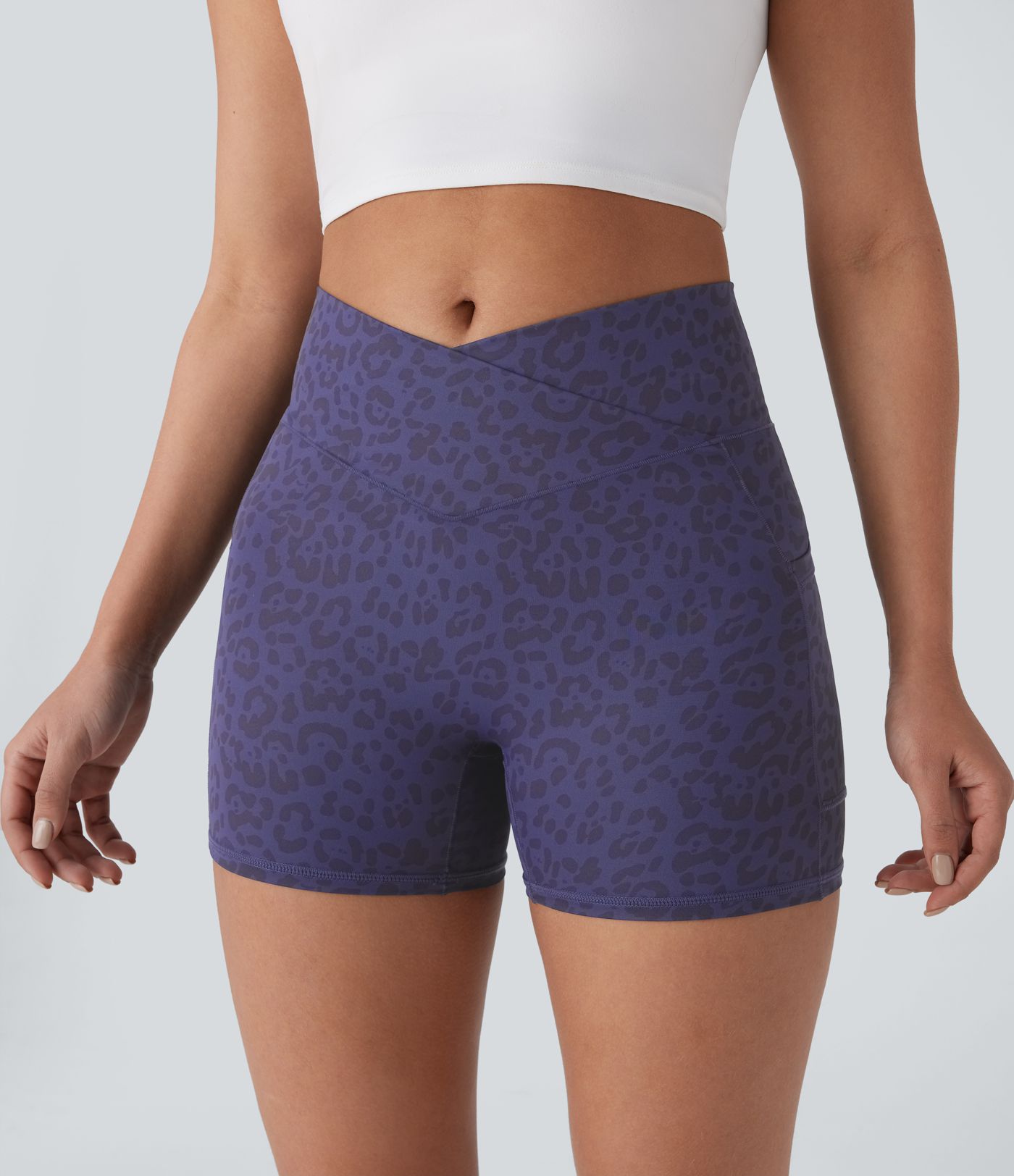 Short de yoga taille haute 10 cm à imprimé léopard avec poches latérales et taille croisée