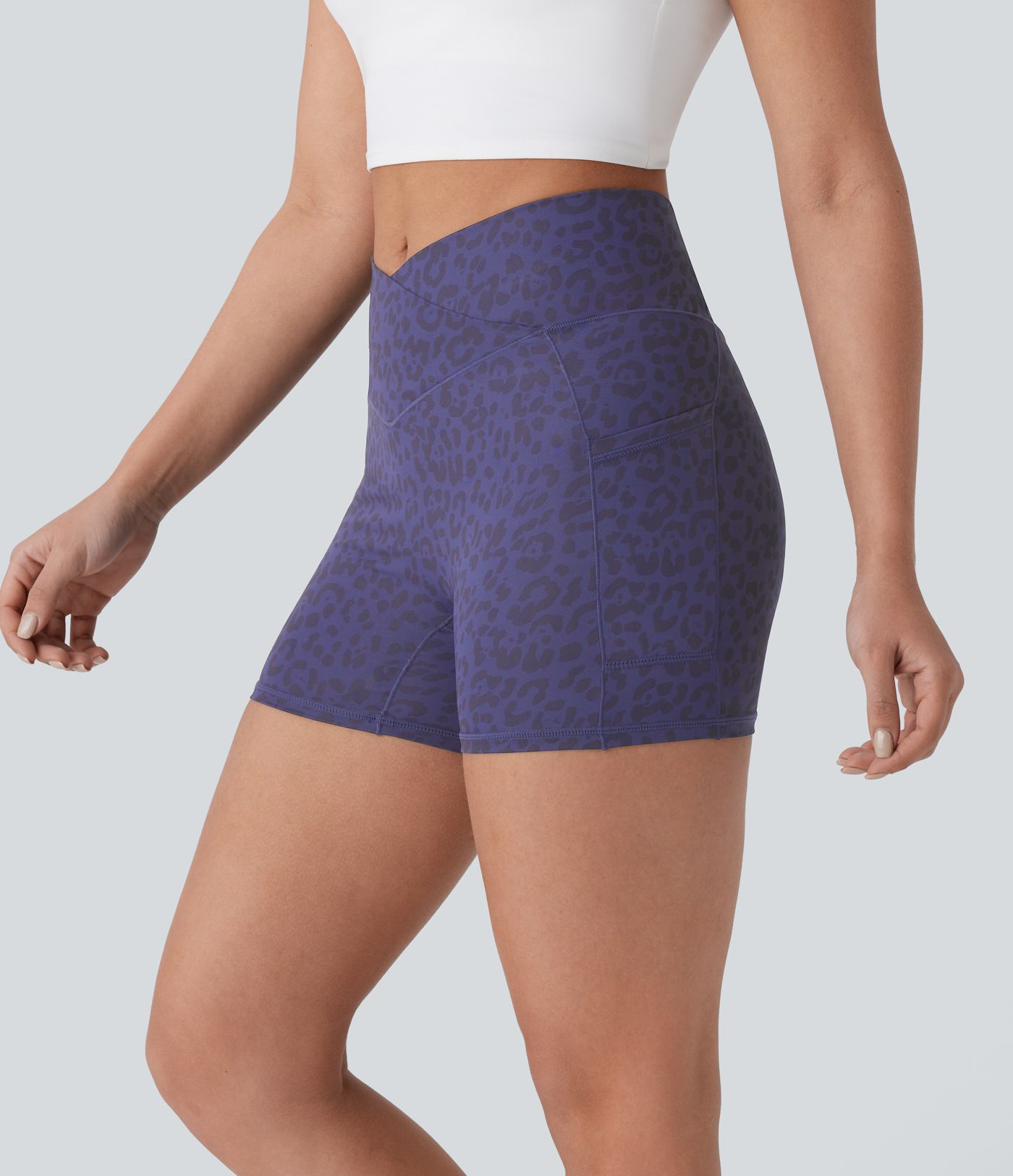 Short de yoga taille haute 10 cm à imprimé léopard avec poches latérales et taille croisée