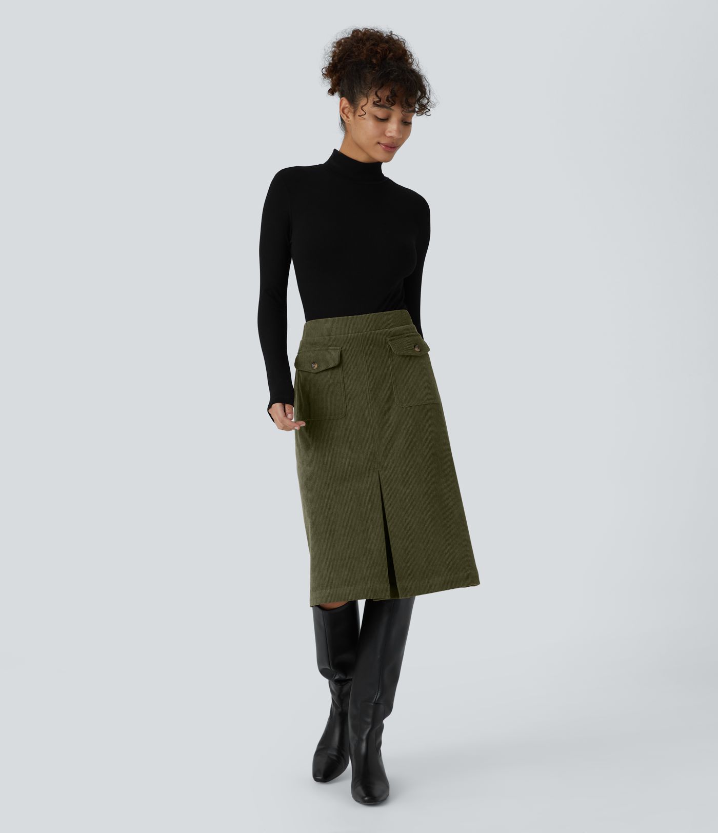 Casual mid-length corduroy skirt in medium size with flap pockets and slit