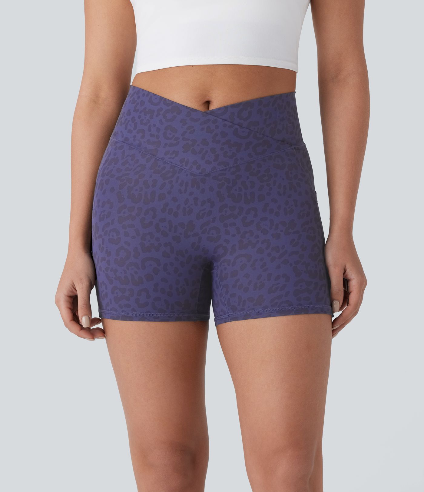 Short de yoga taille haute 10 cm à imprimé léopard avec poches latérales et taille croisée