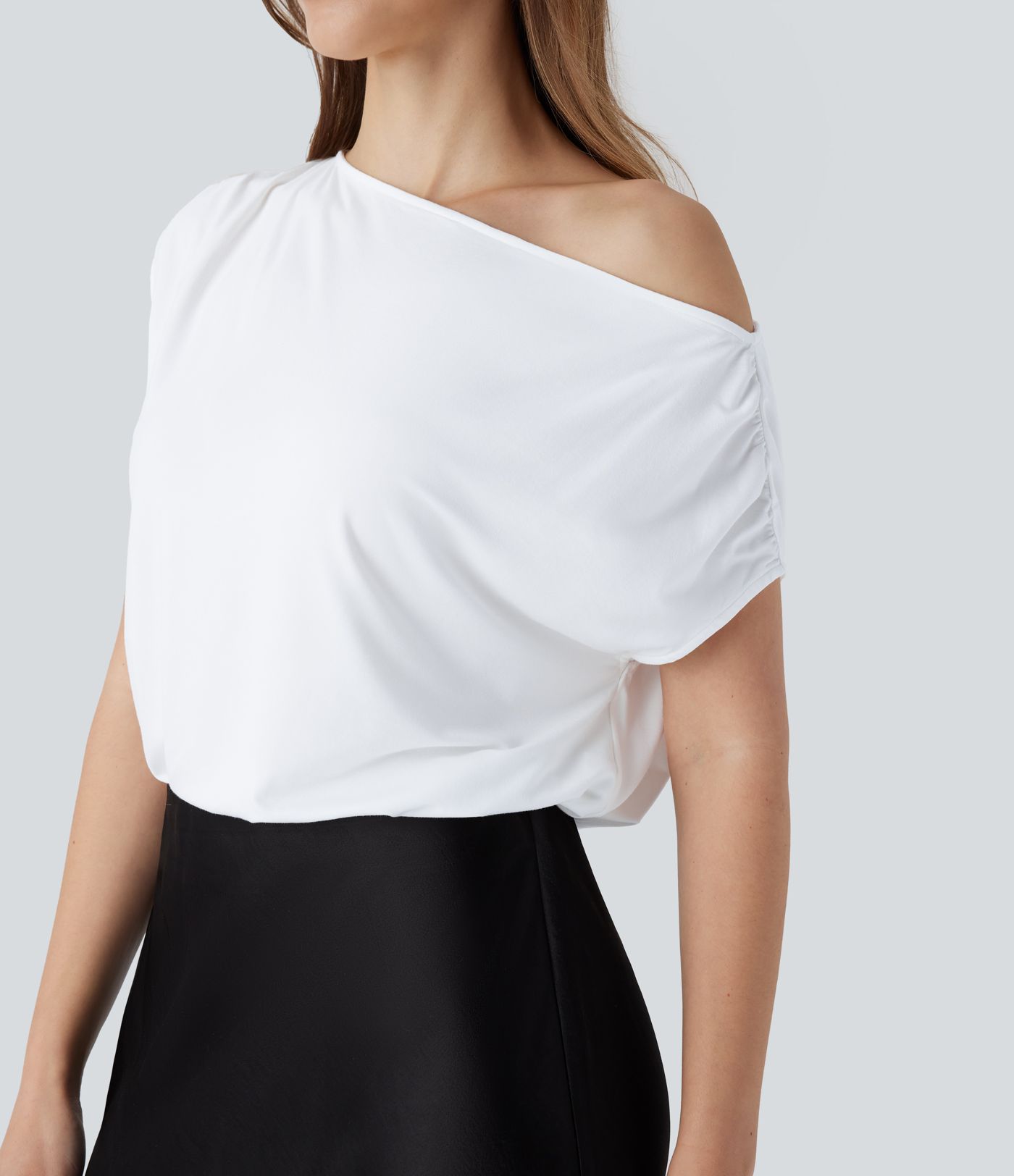 Geraffter Bodysuit mit Druckknopfverschluss und asymmetrischem Schnitt