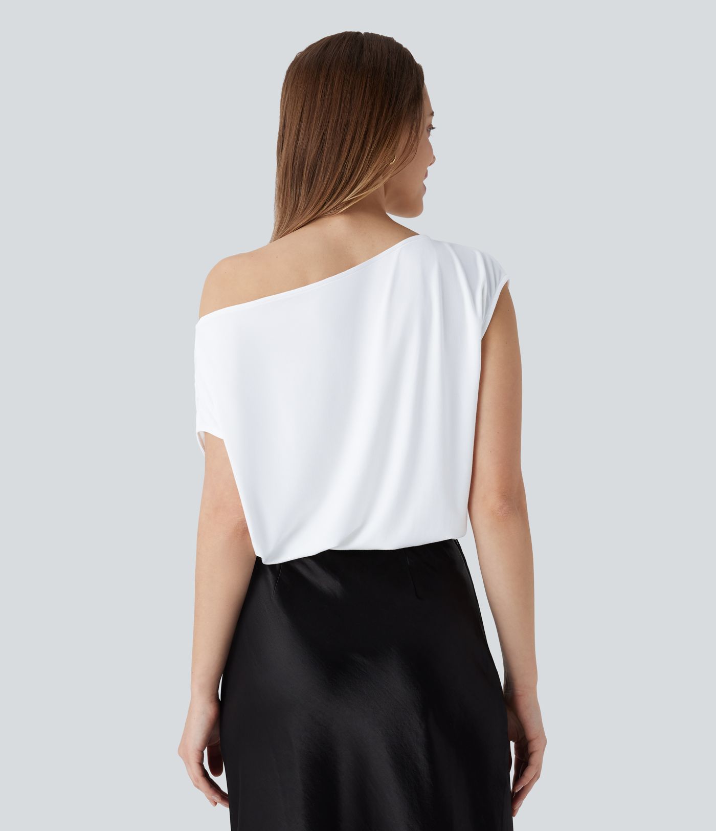 Geraffter Bodysuit mit Druckknopfverschluss und asymmetrischem Schnitt