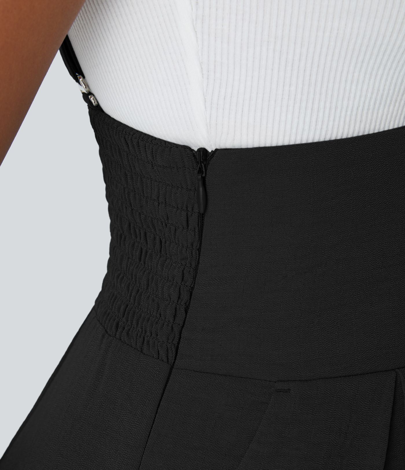 調節可能なストラップ、シャーリング入り、隠しジッパー、サイドポケット、カジュアルなリネン風ジャンプスーツ