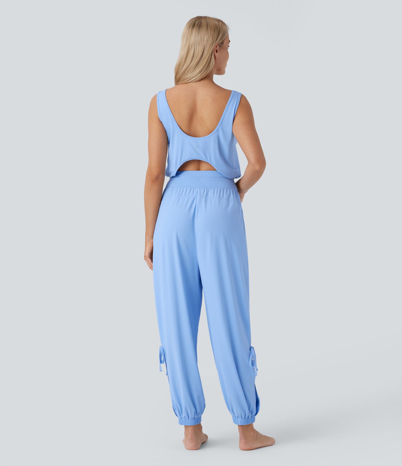 Jumpsuit de yoga sin mangas con espalda descubierta, cordón ajustable y bolsillos laterales de tacto fresco - UPF50+