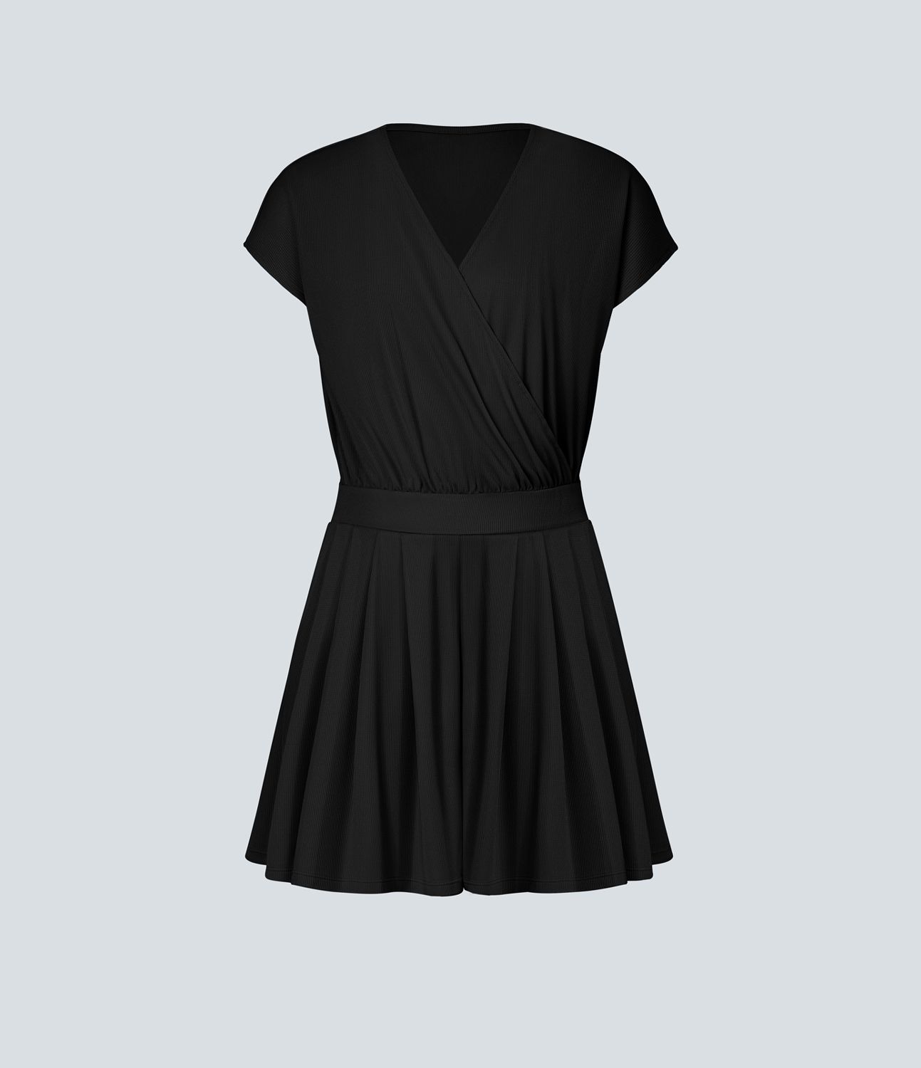 Kurzer Jumpsuit mit V-Ausschnitt, kurzen Ärmeln, plissierten Seitentaschen und fließendem Waffelmuster