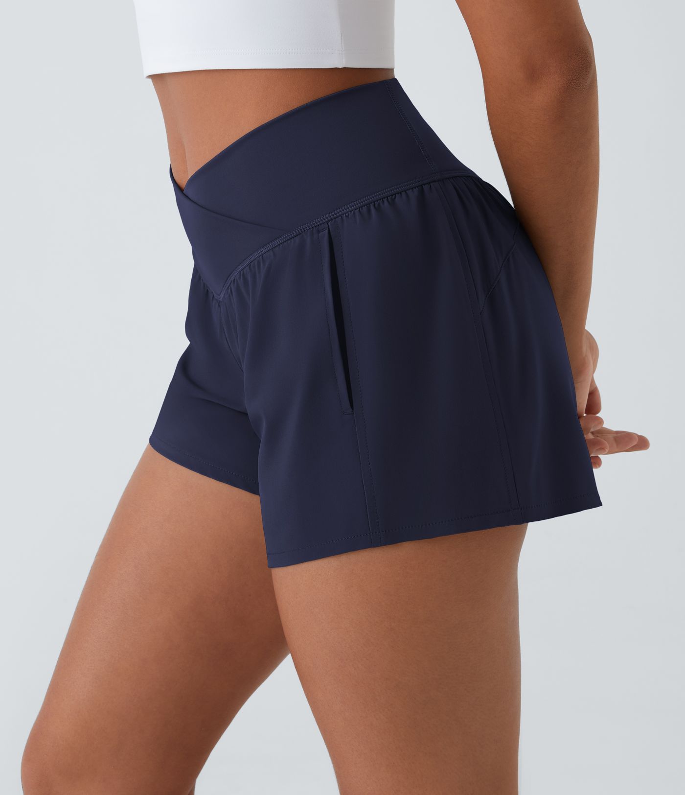 Breezeful™ 2-in-1 Crossover-Yoga-Shorts mit hohem Bund und Seitentaschen - schnelltrocknend, 10,2 cm