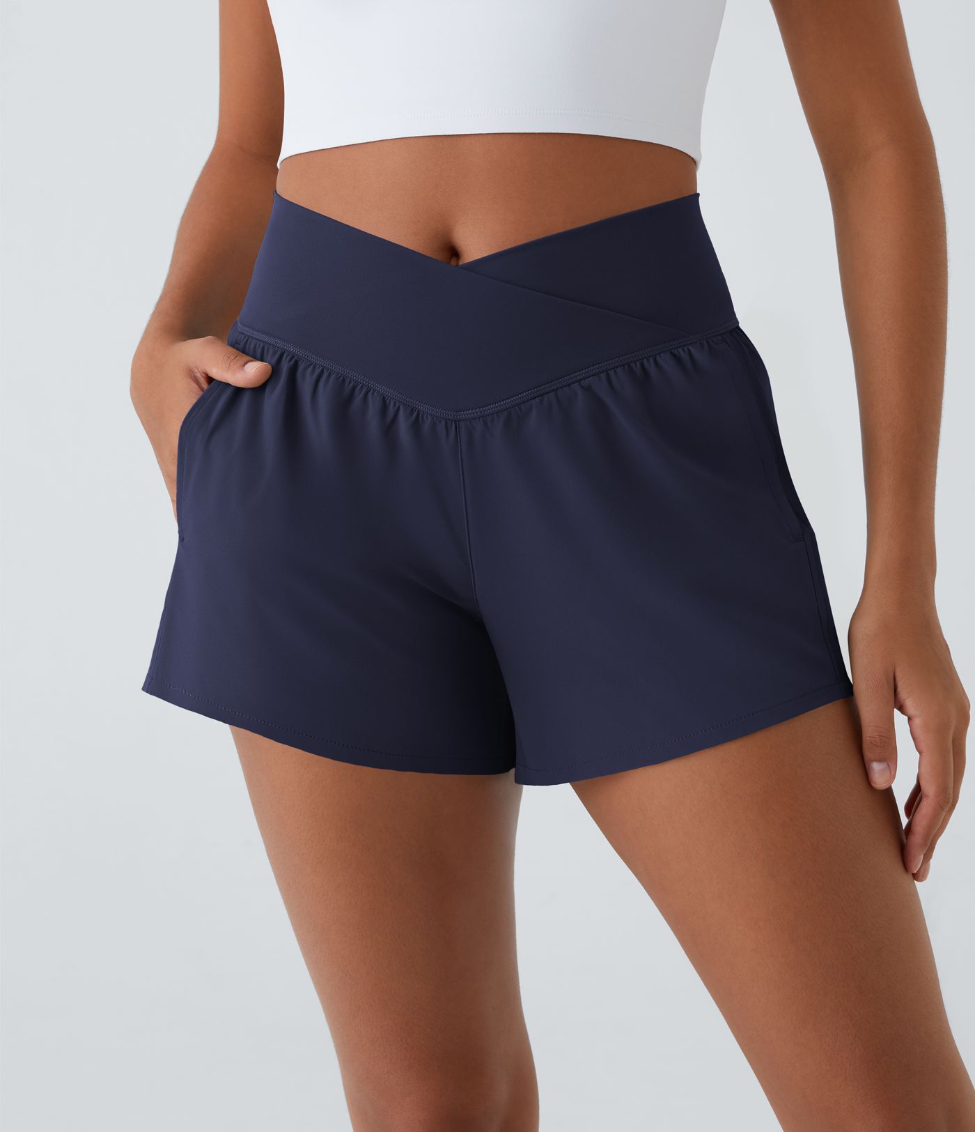 Breezeful™ 2-in-1 Crossover-Yoga-Shorts mit hohem Bund und Seitentaschen - schnelltrocknend, 10,2 cm