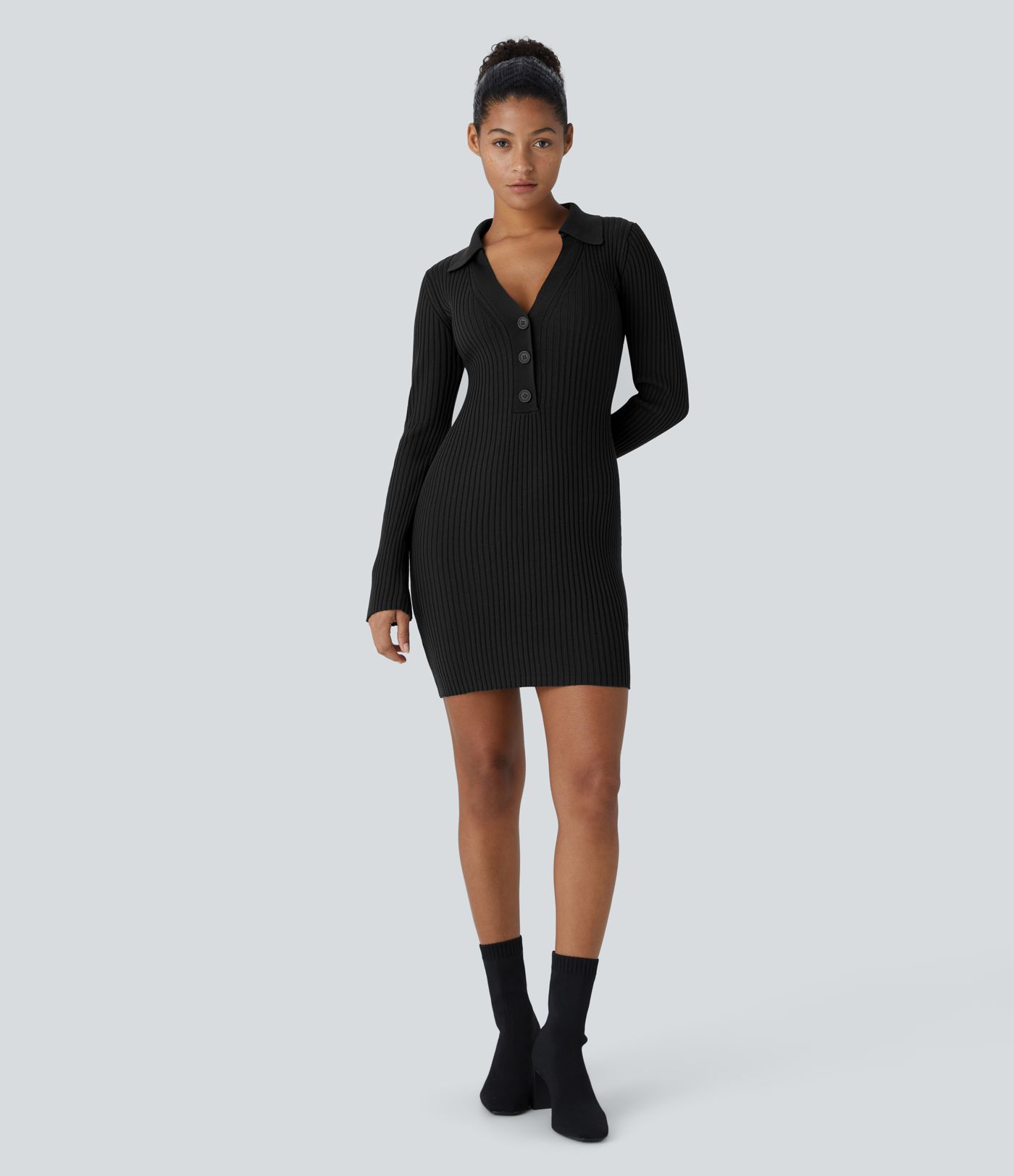 Robe-pull moulante courte à col et boutons avec décolleté en V et manches longues