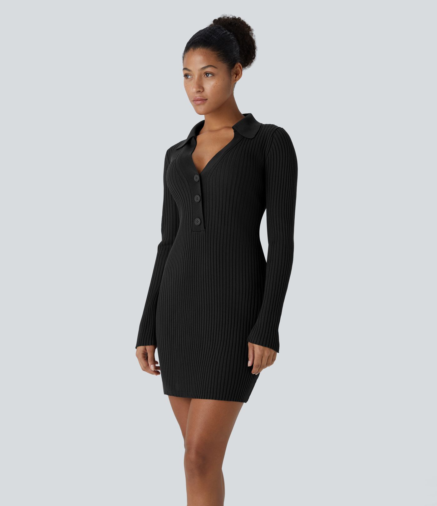 Robe-pull moulante courte à col et boutons avec décolleté en V et manches longues