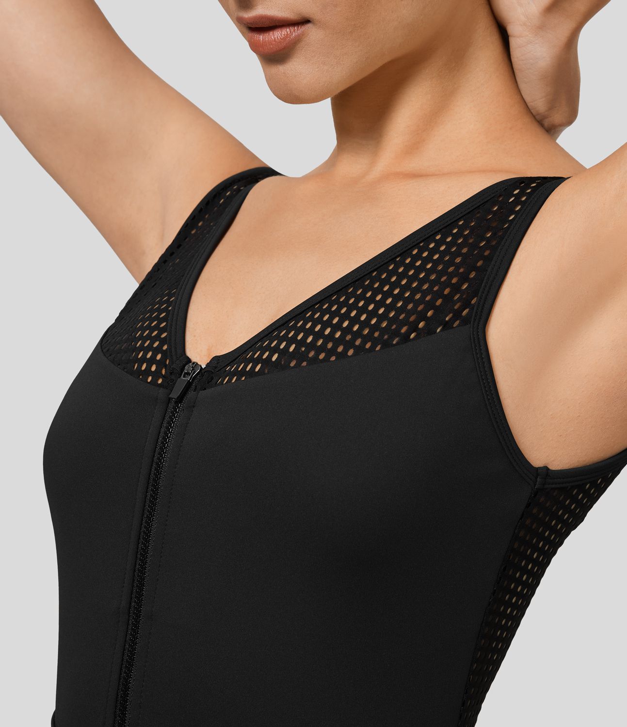 Bezrukávové 2-v-1 mini šaty z síťoviny v designu bez zad, s výstřihem do V a zipem, rychle schnoucí