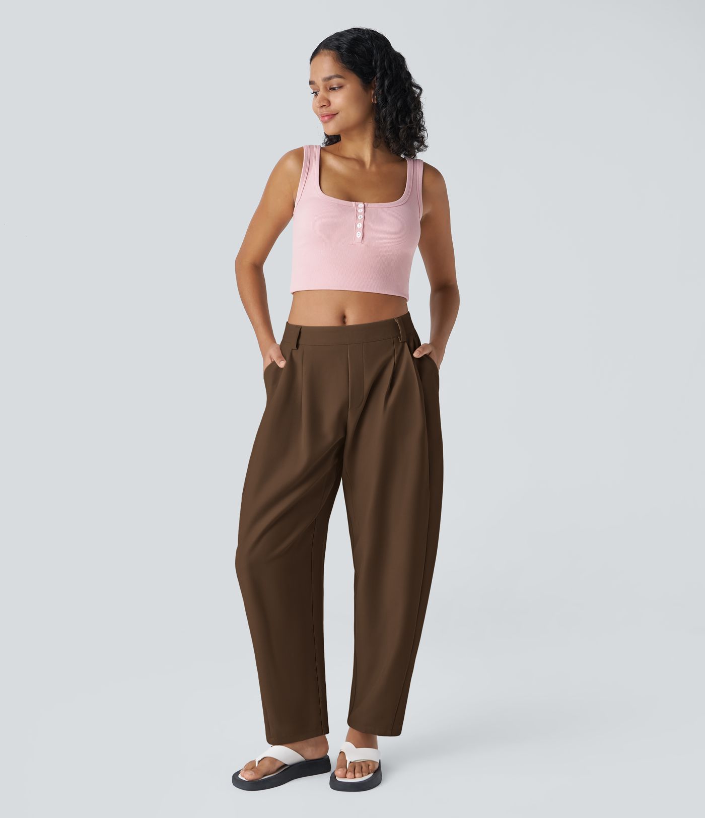 Mellemhøje arbejdsbukser med lommer og lige ben