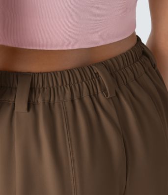 Mellemhøje arbejdsbukser med lommer og lige ben