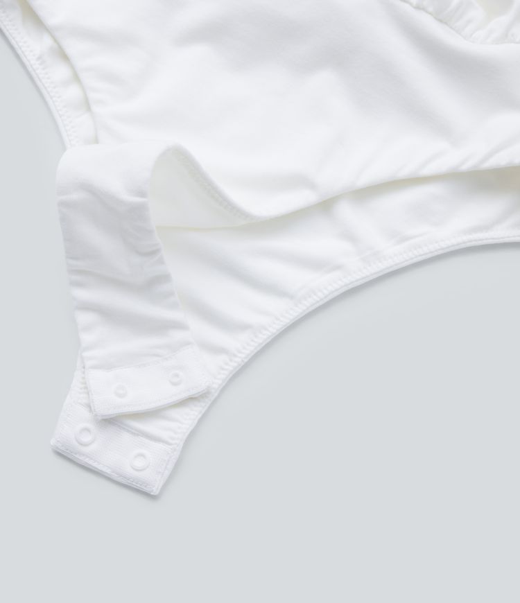 Geraffter Bodysuit mit Druckknopfverschluss und asymmetrischem Schnitt