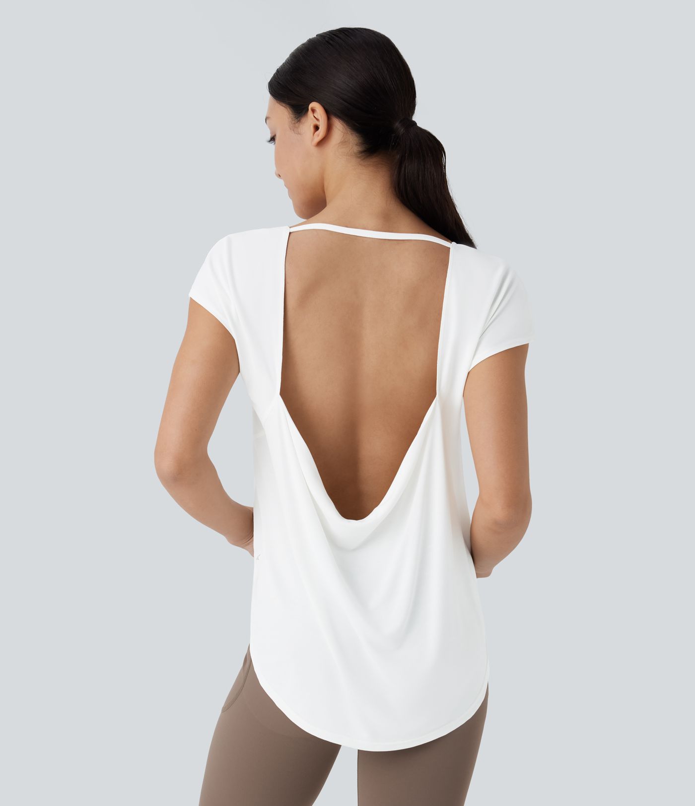 Haut de sport de yoga dos nu avec drapé, manches courtes et ourlet arrondi