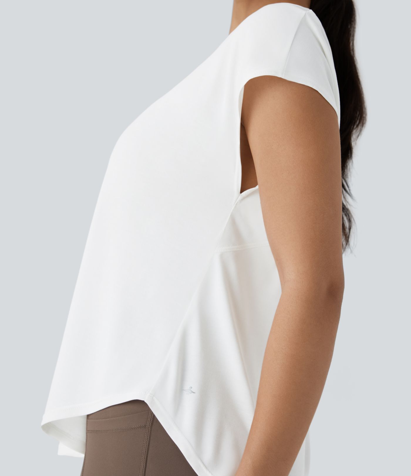 Haut de sport de yoga dos nu avec drapé, manches courtes et ourlet arrondi