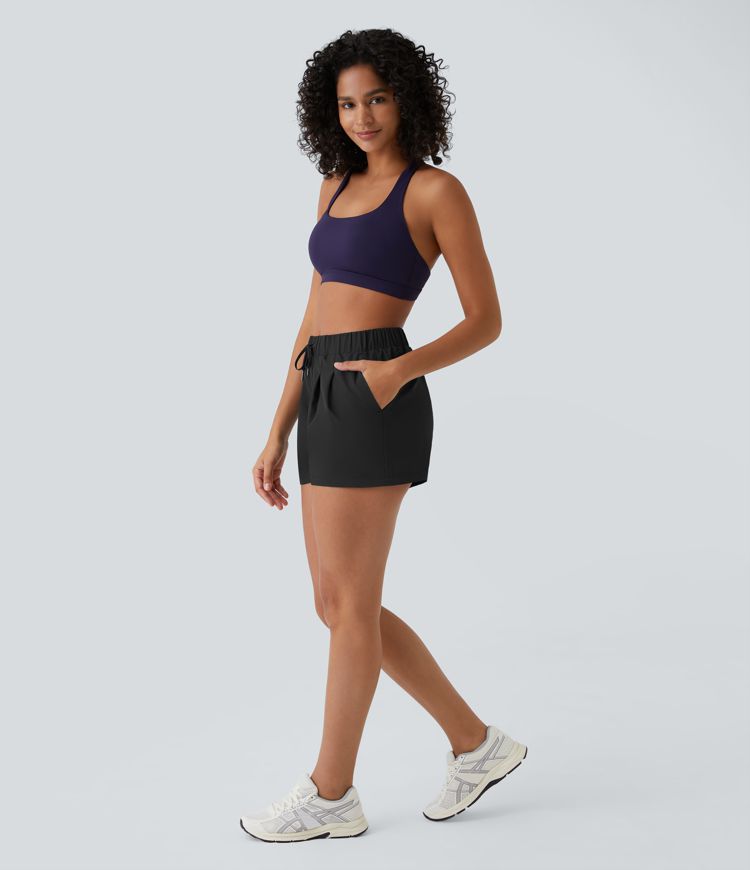 Afslappede shorts med mellemhøj talje, elastisk linning, snøre og rynkede lommer, 3" længde