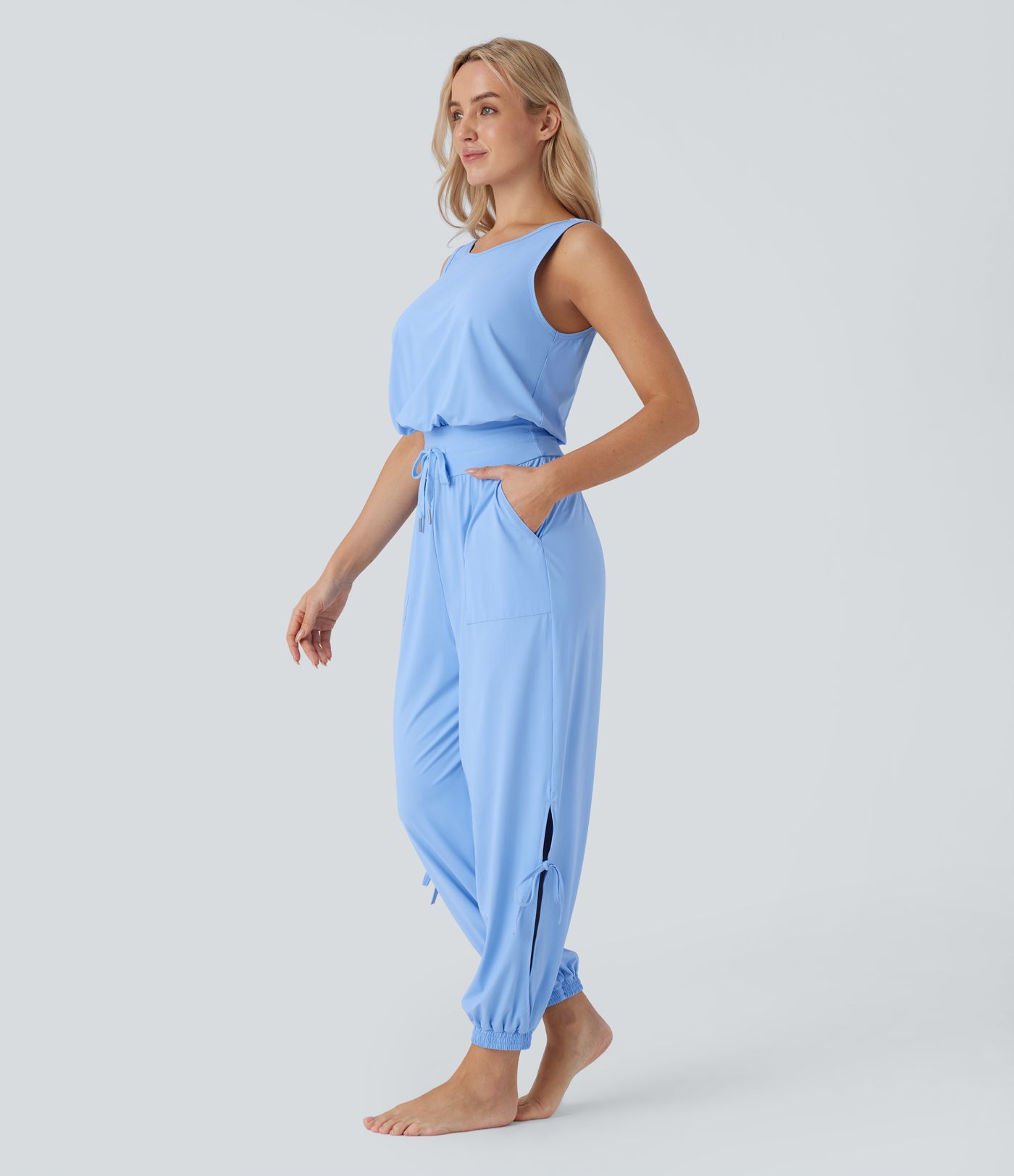 Jumpsuit de yoga sin mangas con espalda descubierta, cordón ajustable y bolsillos laterales de tacto fresco - UPF50+