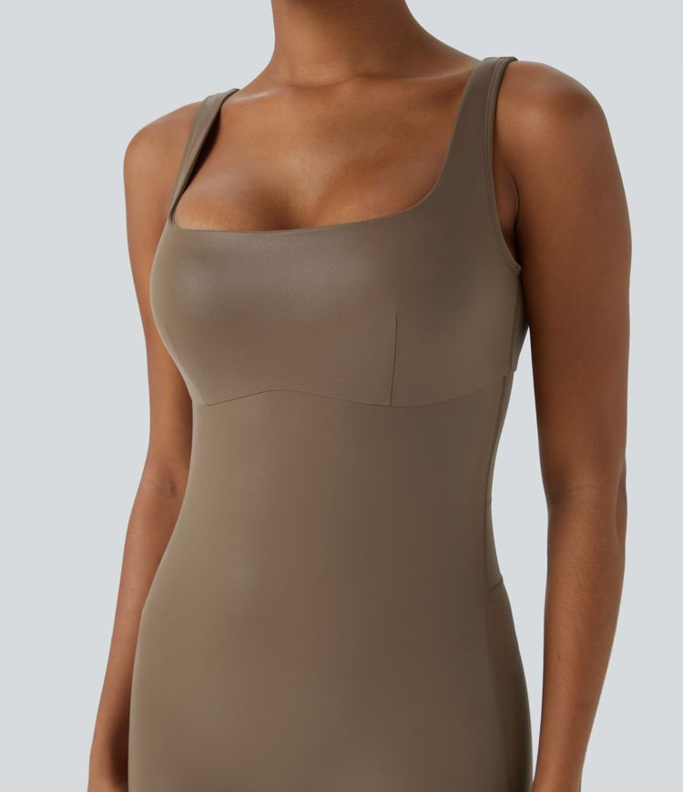 Combinaison gainante sans manches à col carré en tissu brillant effet cuir avec maintien ventral et effet push-up, séchage rapide