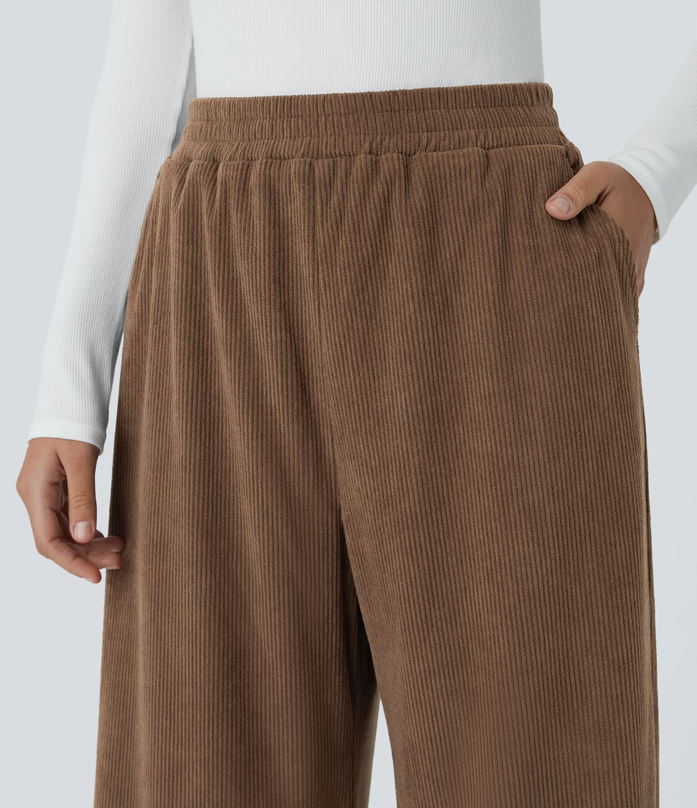 High-waisted corduroy pants with pockets and zipper, straight fit, casual cut