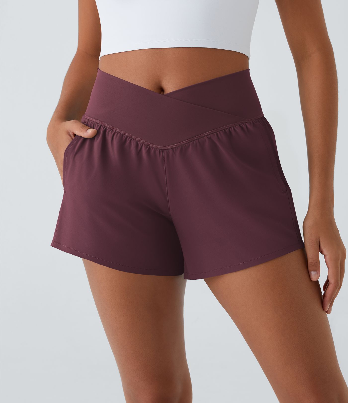 Breezeful™ 2-in-1 Crossover-Yoga-Shorts mit hohem Bund und Seitentaschen - schnelltrocknend, 10,2 cm