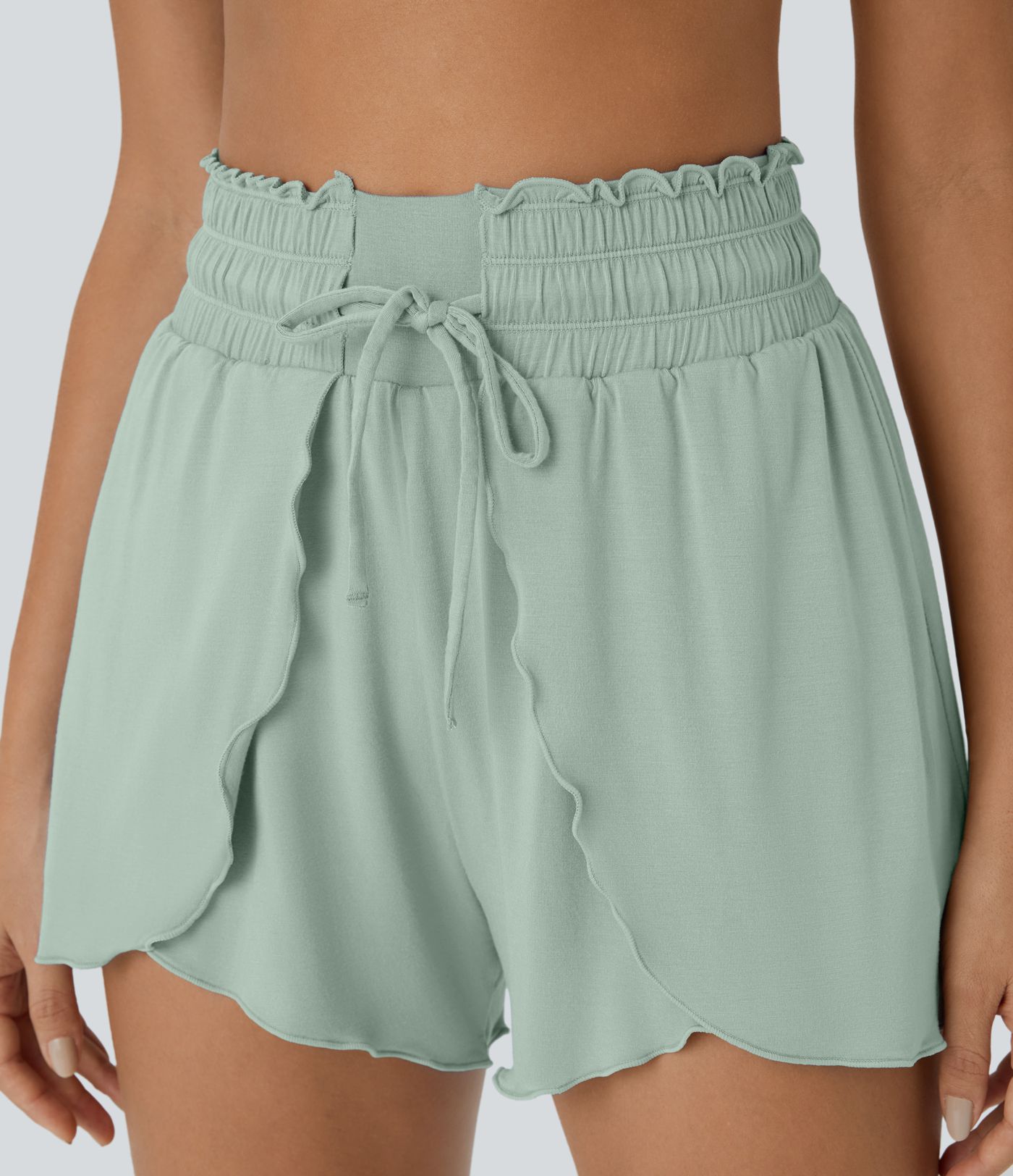 Shorts casuais de 3" com babados, cintura alta, elástico, cordão, corte fluido e estilo empilhado