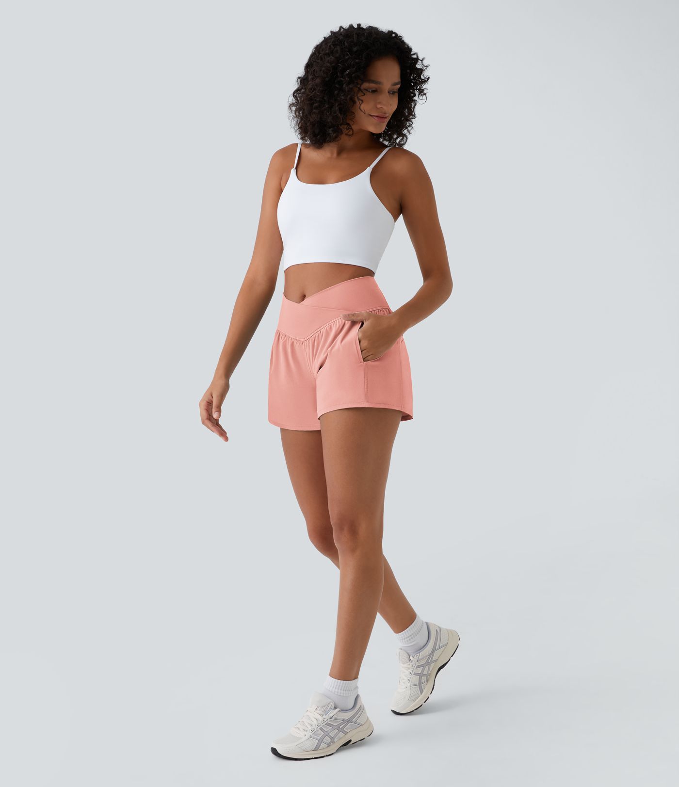 Breezeful™ 2-in-1 Crossover-Yoga-Shorts mit hohem Bund und Seitentaschen - schnelltrocknend, 10,2 cm