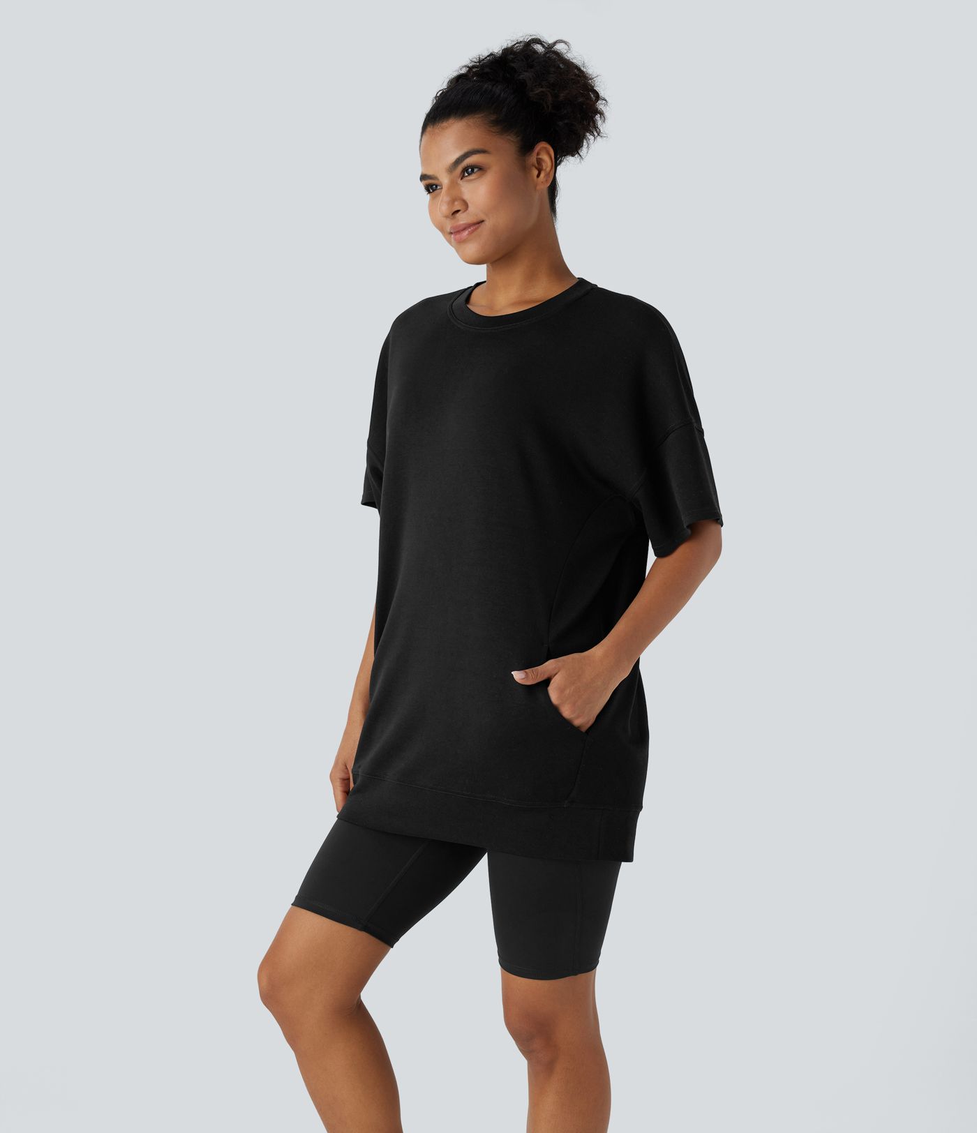 Haut de sport oversize avec poches latérales, manches courtes et col rond